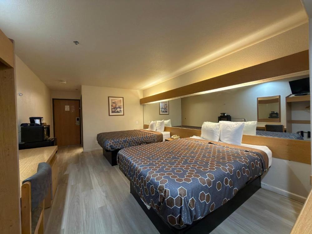 Queen Room with Two Queen Beds - Non-Smoking interior